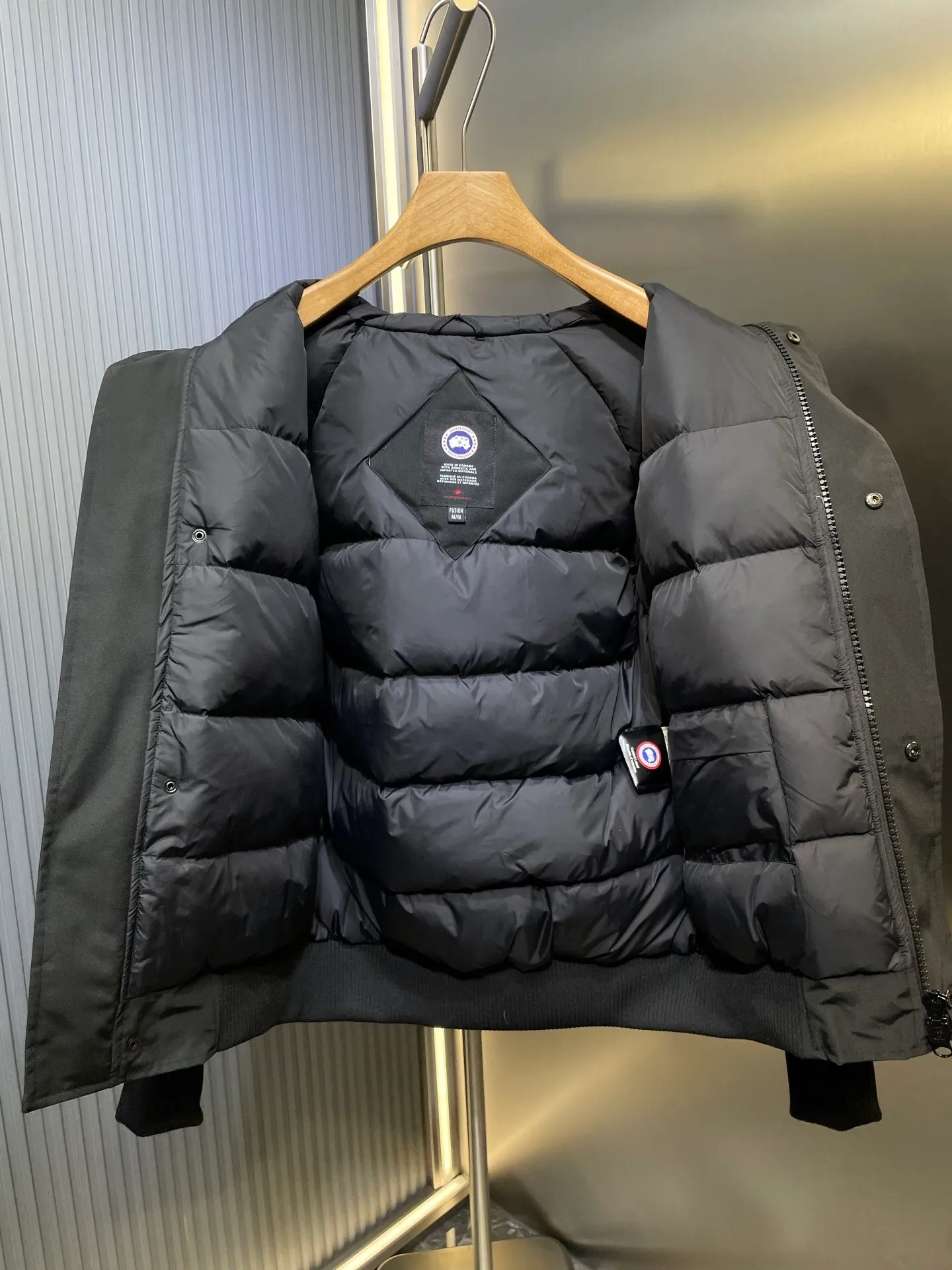 P760 original top quality Canada Goose #Chilliwa 7999M pilot short style/01 style #Men and Women Same Style# Synchronized anti-counterfeiting chip sensor! ➖ Imported 21S polyester-cotton blended original fabric [Last year’s 16S/18S hard fabrics have been completely eliminated, this year all use 21S synchronous fabrics, the soft mid-strap feels delicate and textured], synchronous Feather-Light 10D waterproof coating fabric, made of 84.5 polyester fiber and 15.5 cotton, 100% the best feel in the entire network! ➖ The official website synchronizes the national standard 80 white duck down, you can check the official website customer service, there will never be a series of misleading claims such as 90 down or goose down! ➖ Using the best nylon lon lining with double double-layer sealing design, anti-down 7 needles + grid-filled down ready-made garments, there will be 100% no so-called velvet running! ➖ The cuffs are designed with thickened seamless threads, and the collar and pocket lining are made of top-notch warmth and comfort! ➖ Yoshida YKK provides original custom-made electroplated sliders. YKK two-way lockable zippers are tight and smooth and will not peel off paint! ➖ 3M composite guarantees that the Velcro is the same as the original, durable, and all accessories and hardware are custom-made! ➖ Customized 10,000-needle embroidery labels imported from Behringer embroidery machines, 98% of which restore the original labels. You can check and compare on the official website! ➖ The fur collars are all made of large pieces of Western Canadian blue wolf hide, ensuring that each fur collar is 13-15cm wide!   Size:XS-XXL